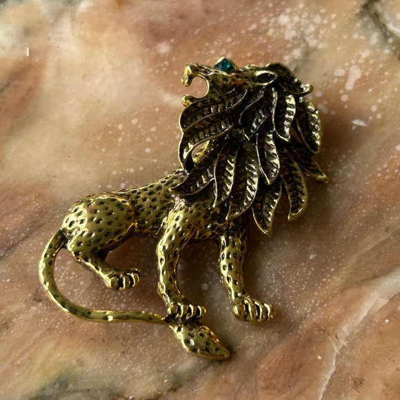 Vintage Gold Lion Brooch - Picture 3 of 5
